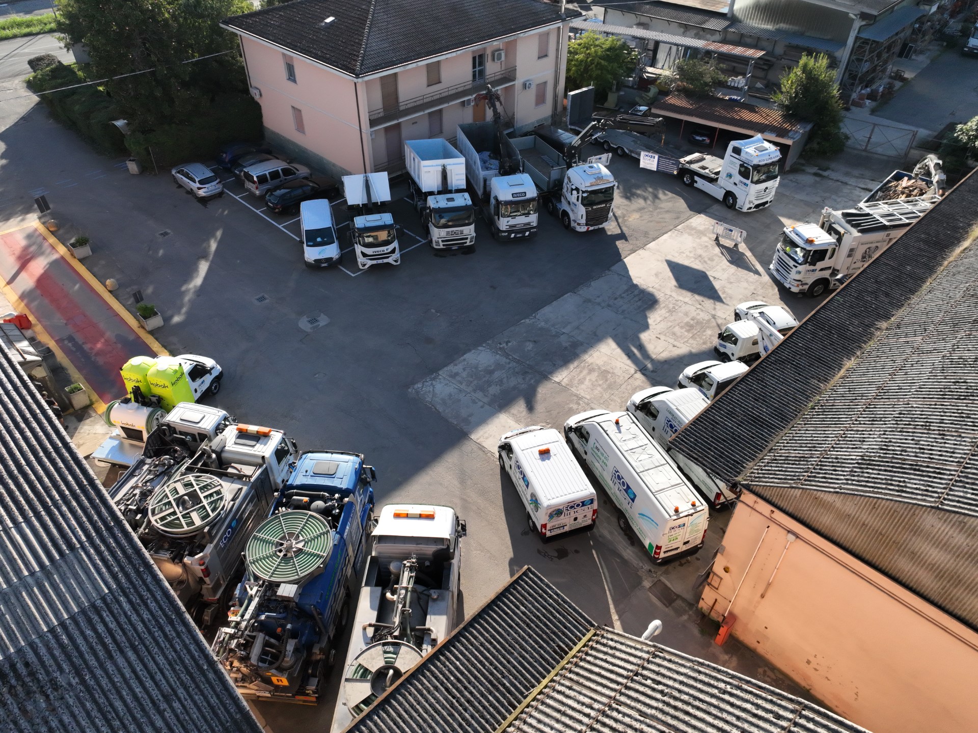 parco-mezzi-azienda-eco-linea-spurghi-rifiuti-trasporti